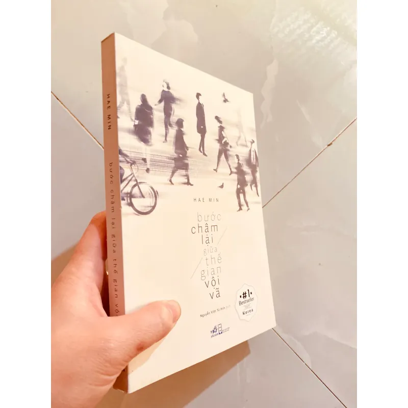 Bước chậm lại giữa thế gian vội vã.   994038