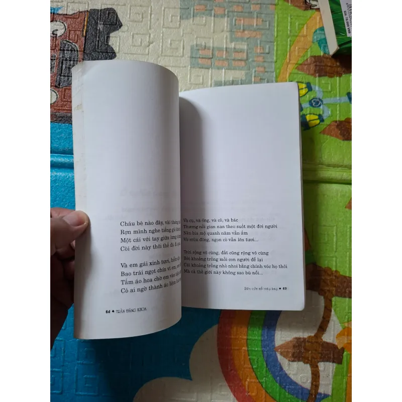 Bên cửa sổ máy bay 795771