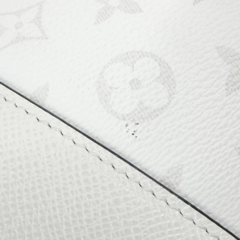 Túi xách cuối tuần Taiga Llama M30919 của Louis Vuitton 610787