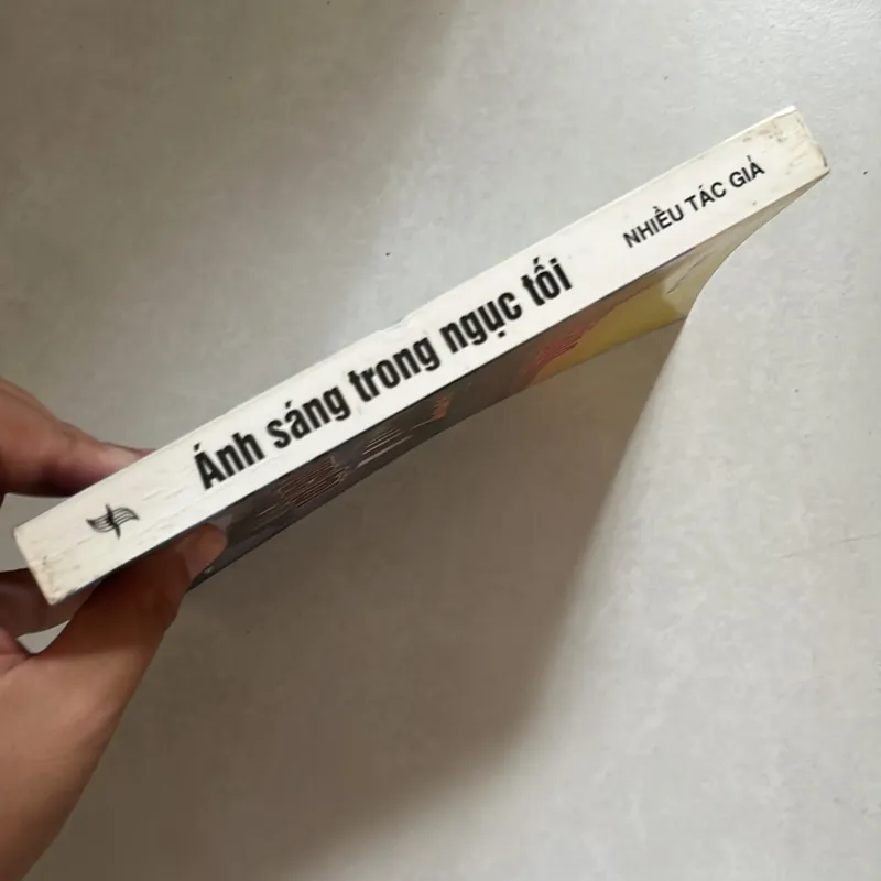 Ánh sáng trong ngục tối 567272
