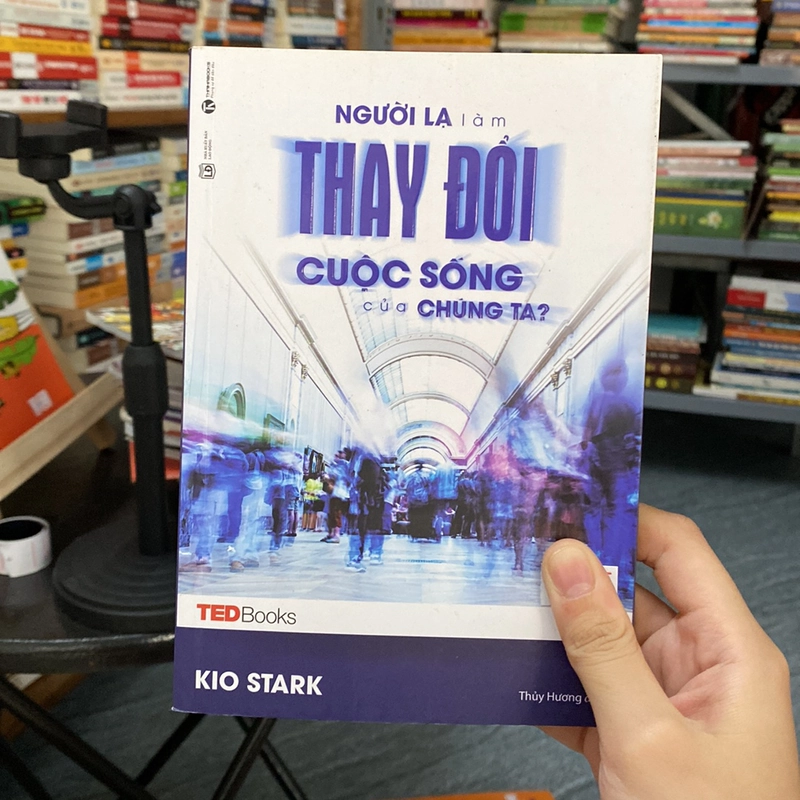 Người lạ làm thay đổi cuộc sống của chúng ta?-Kio Stark 528705
