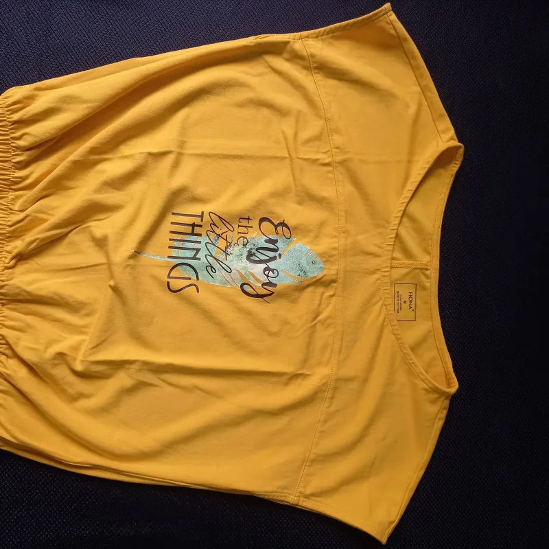 Áo phông dáng croptop size M, màu đỏ màu kem màu vàng sản phẩm đã Mặc Một Lần 1021188