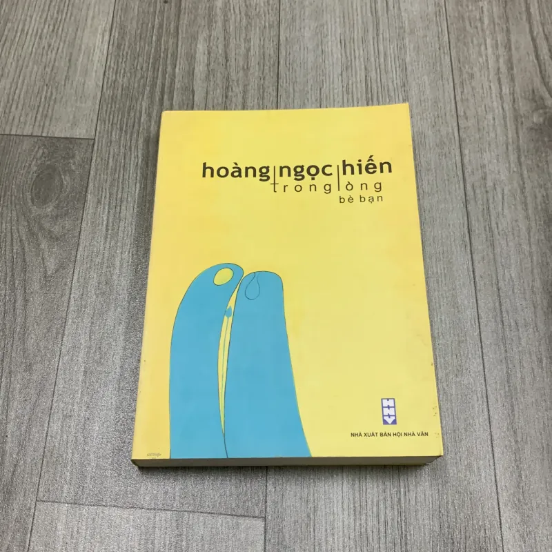 Hoàng ngọc hiến trong lòng bè bạn. 10b1 1026364