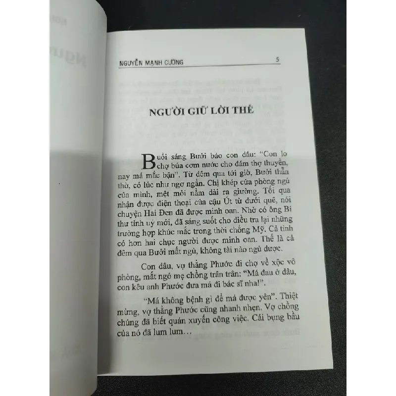 Người Giữ Lời Thề Nguyễn Mạnh Cường 2022 độ mới 80% ố vàng có chữ ký tác giả HCM1303 Tập Truyện Ký, văn học 343793