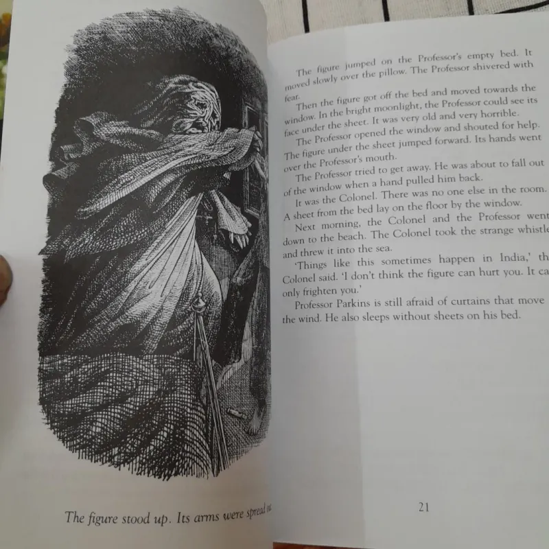 4 quyển ngoại t Anh- MACMILLAN READERS: ROBIN HOODS, WOMAN IN BLACK &... 590515