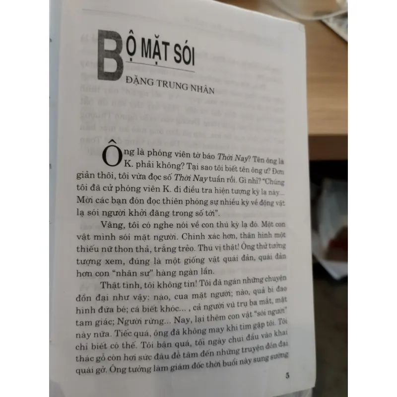 cuốn sách "Bầy Chim Mùa Hè - Truyện Ngắn Chọn Lọc Báo Tuổi Trẻ". 
 997457