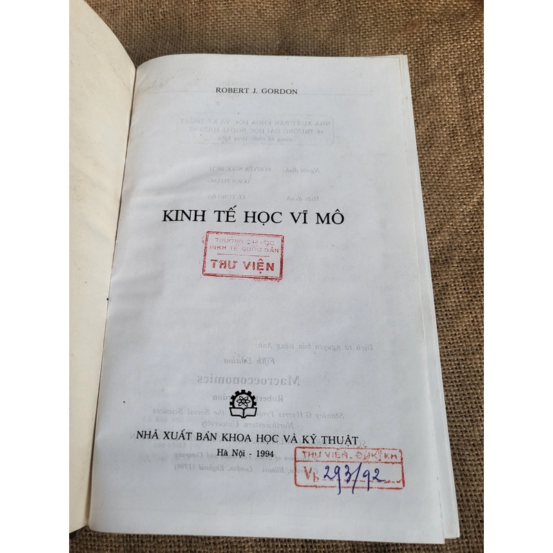 Kinh tế học vĩ mô | Robert Gordon | bìa cứng, 900 trang, xuất bản 19994 326635