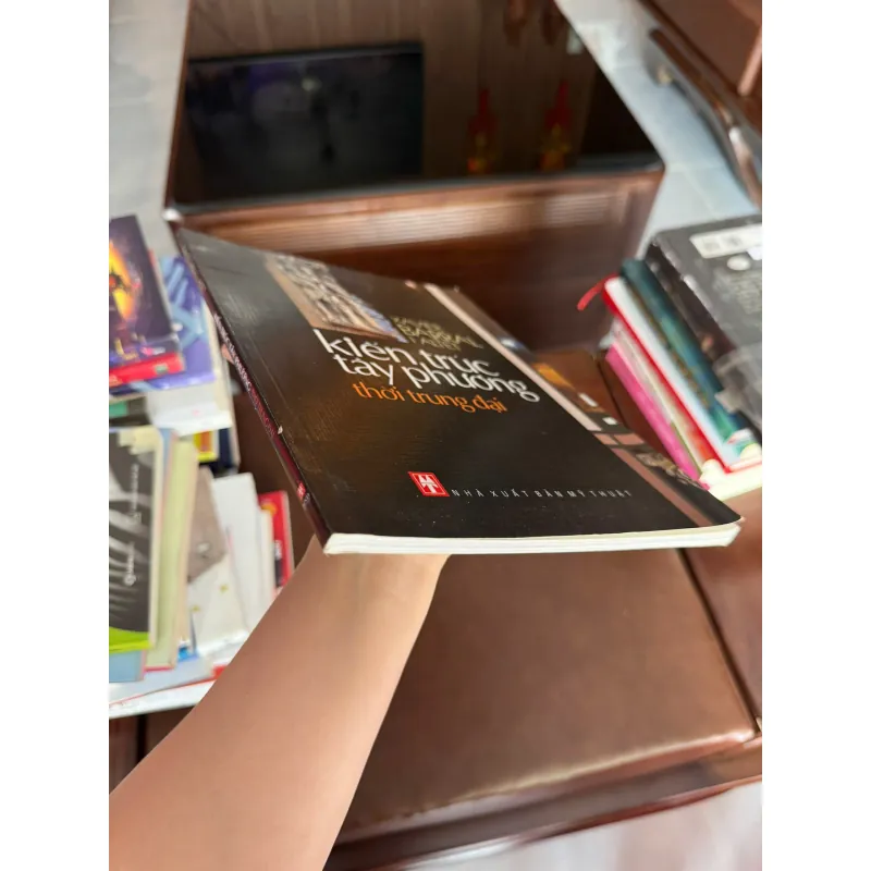 KIẾN TRÚC TÂY PHƯƠNG THỜI TRUNG ĐẠI – Xavier Barral i Altet - K3 1006547