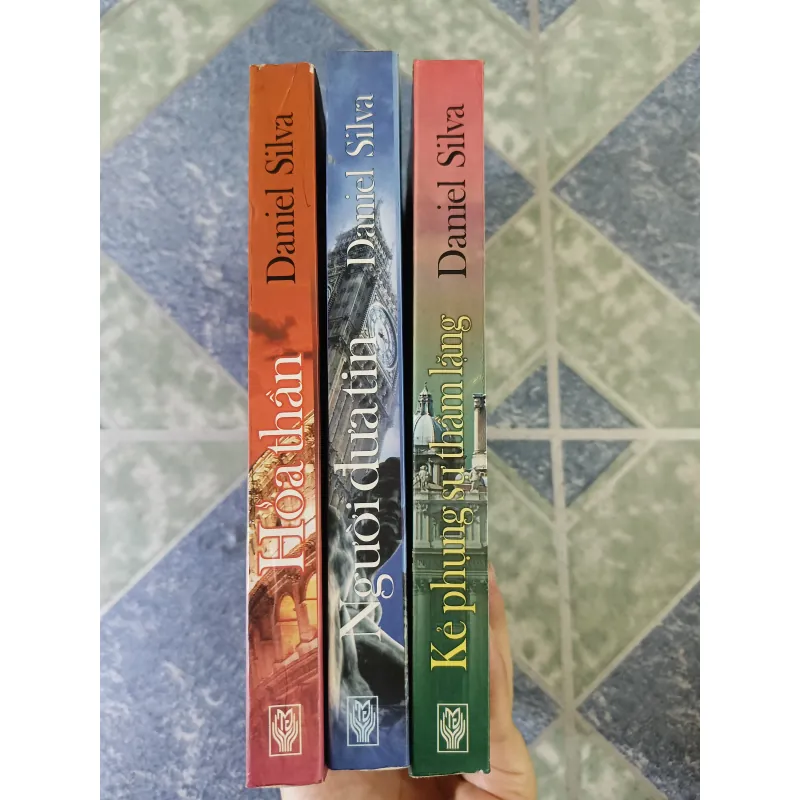 Hỏa Thần & Người đưa tin & Kẻ phụng sự thầm lặng - Daniel Silva 751487