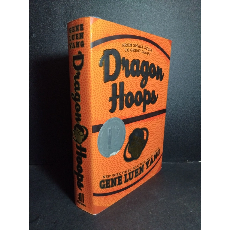 Dragon Hoops (bìa cứng) mới 90% ố nhẹ có dấu mộc trang đầu HCM1001 Gene Luen Yang NGOẠI VĂN 921633