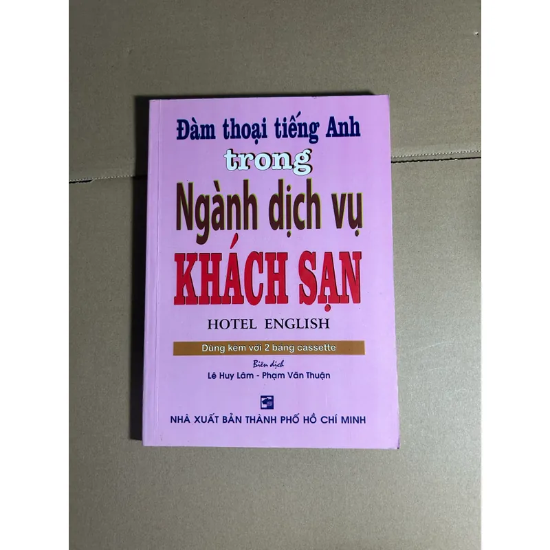 Đàm thoại tiếng anh trong ngành dịch vụ khách sạn (không CD) 557926