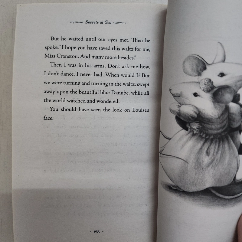 Sách Secrets at sea của Richard Peck tình trạng 80% 508755