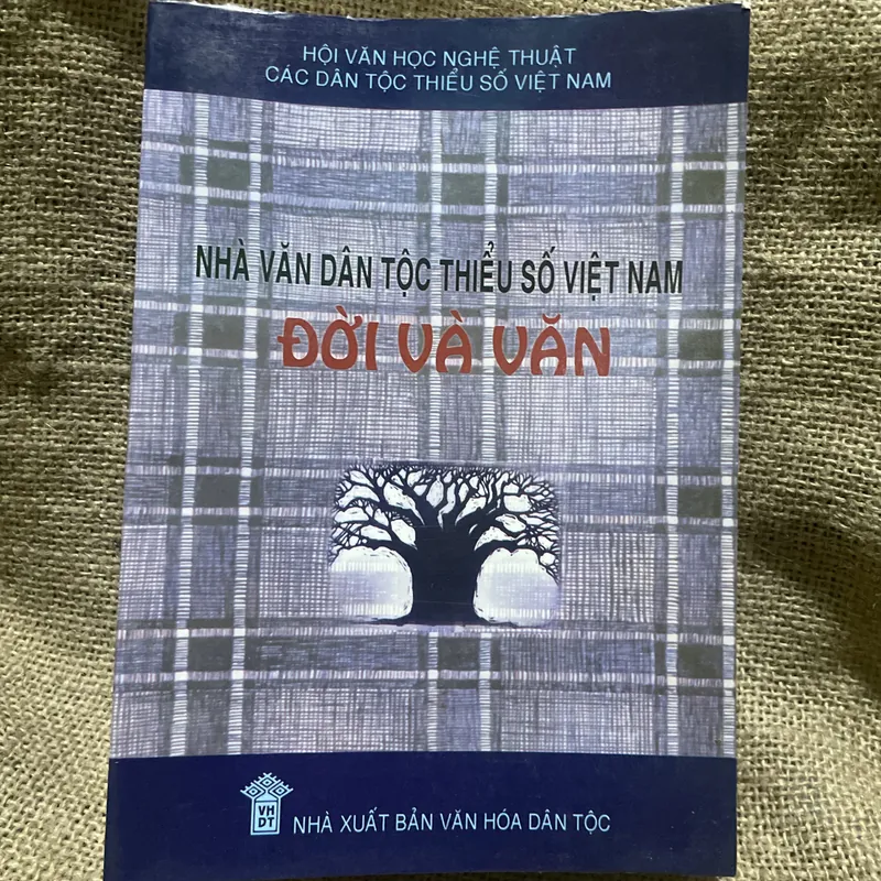  NHÀ VĂN DÂN TỘC THIỂU SỐ VIỆT NAM ĐỜI VÀ VĂN - 620 trang  712430