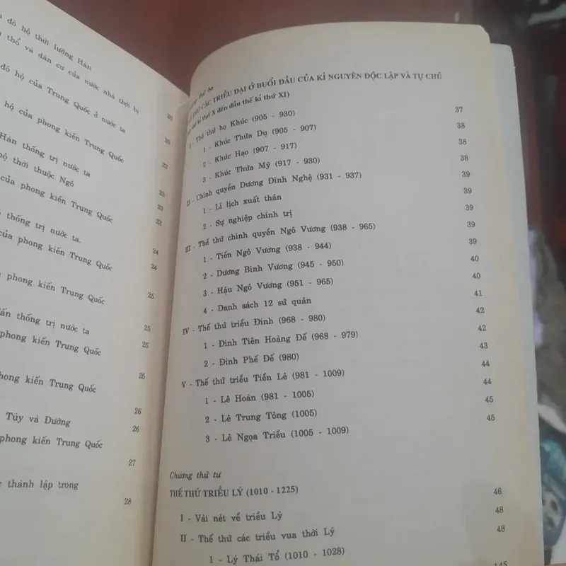 Nguyễn Khắc Thuần - THẾ THỨ CÁC TRIỀU VUA VIỆT NAM 688981