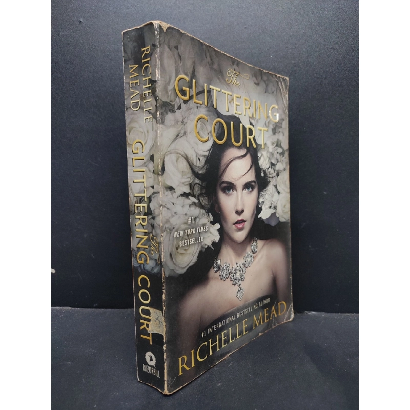 The Glittering Court mới 80% ố vàng HCM1406 Richelle Mead SÁCH NGOẠI VĂN 921532