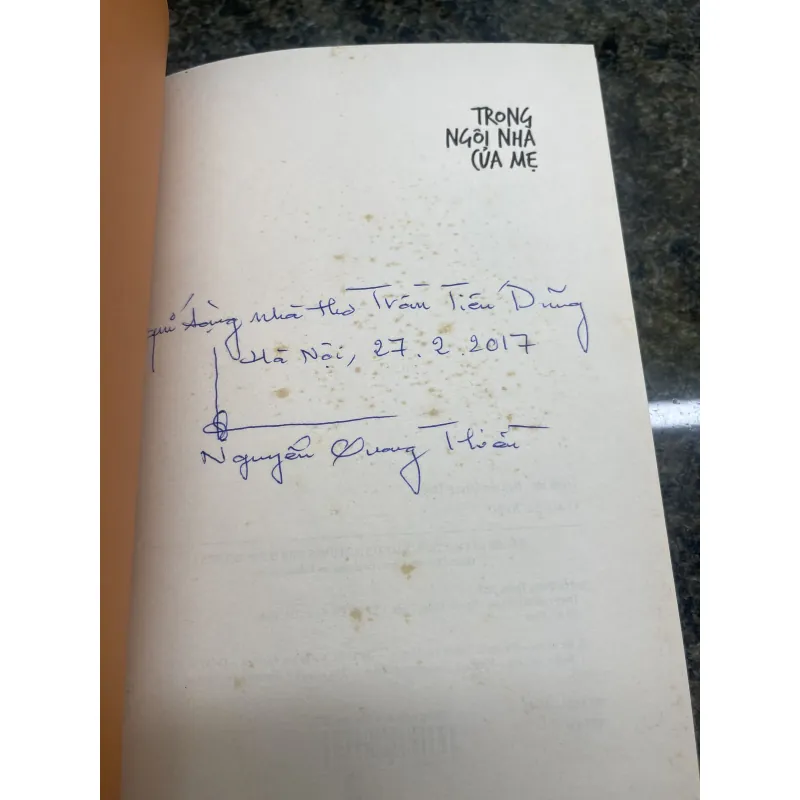 Trong ngôi nhà của mẹ Nguyễn Quang Thiều bìa cứng, chữ ký tác giả 763329