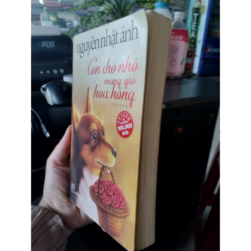 Cuốn sách  "Con chó nhỏ mang giỏ hoa hồng" của tác giả Nguyễn Nhật Ánh. 546358