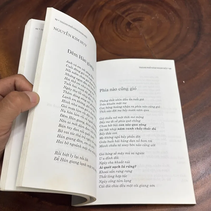 II Thơ: Thành Phố Năm Ngọn Núi - Nhiều Tác Giả - 2003 999182