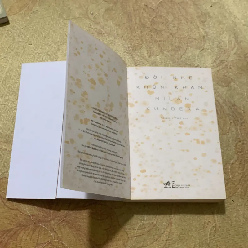  COMBO MILAN KUNDERA: ĐỜI NHẸ KHÔN KHAM & VÔ TRI 753069