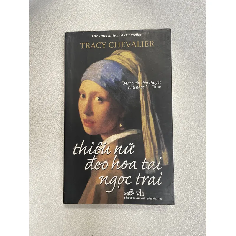 Thiếu nữ đeo hoa tai ngọc trai 703249