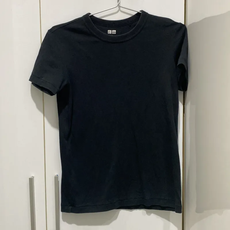 Áo thun đen basic Uniqlo chính hãng 782385