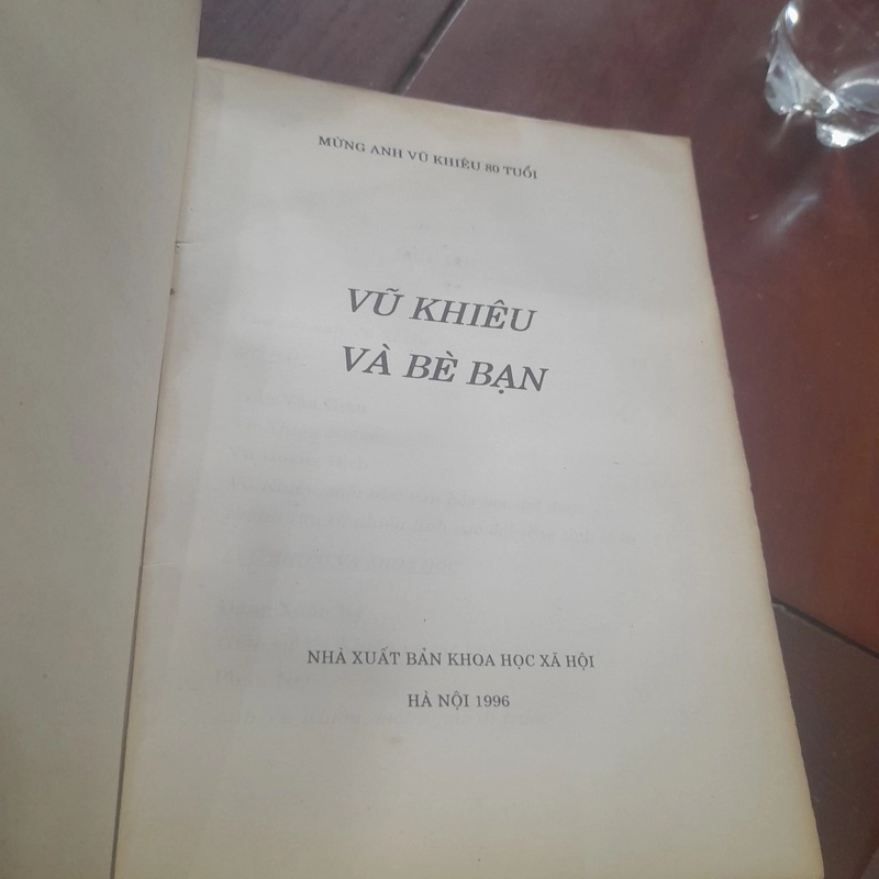 VŨ KHIÊU VÀ BÈ BẠN (sách mừng thọ giáo sư 80 tuổi) 453546