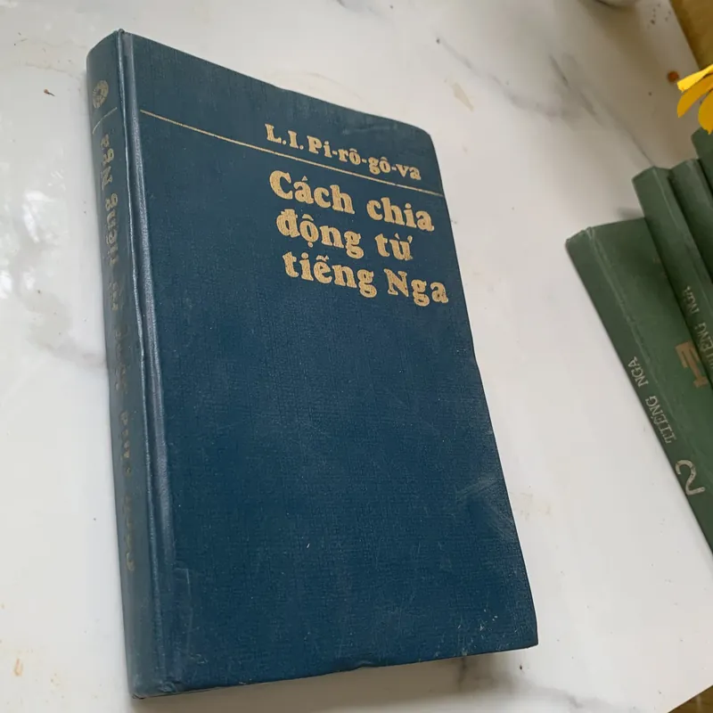Cách chia động từ tiếng Nga, bìa cứng, in ở Nga  599180