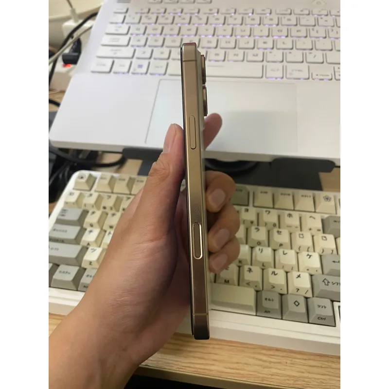 Điện thoại iPhone 16 Pro Max 256GB chính hãng màu vàng hình chữ nhật 589801