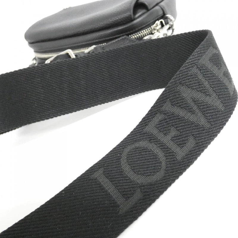 【Sản phẩm mới】Túi đeo vai PEBBLE MESSENGER SMALL BANBPCBX01 của Loewe 611071