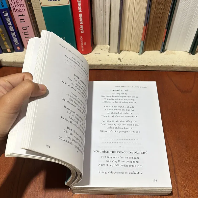 Chữ Ký Tác Giả - Thành Phố Cổ Hội An_Đất Và Người - Hoàng Hương Việt, Trương Duy Hy - 2014 746049