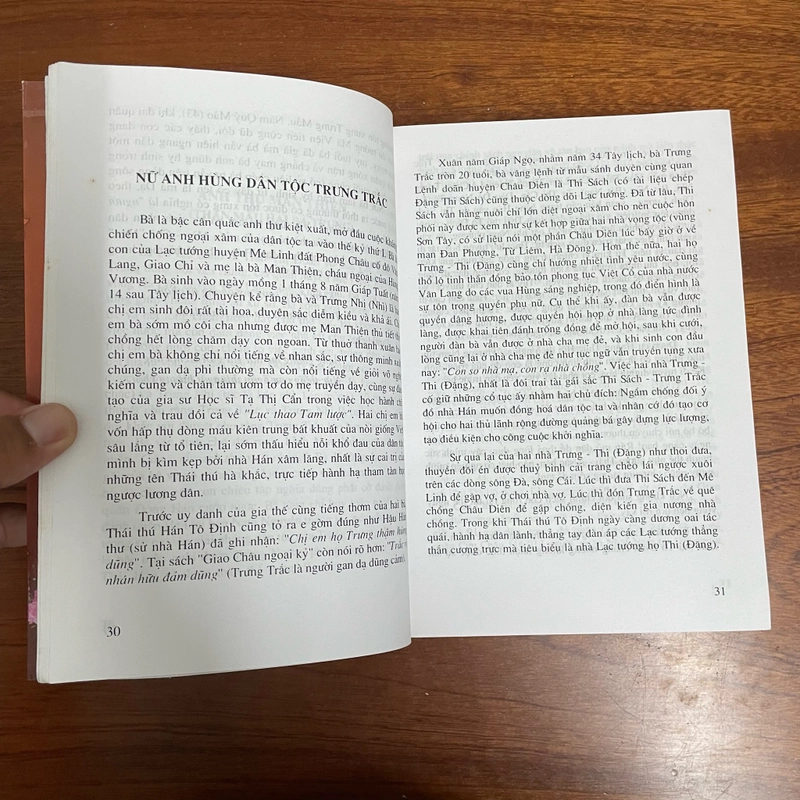 II Tựa sách: Nữ Lưu Đất Việt (Từ Cổ Đại Đến Cận Đại) - Lê Duy Anh, Lê Hoàng Vinh - 2006 485326