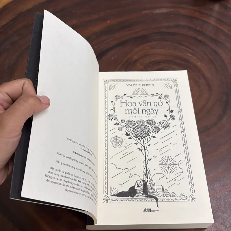 II Văn Học Nước Ngoài: Hoa Vẫn Nở Mỗi Ngày - VALÉRIE PERRIN - 2022 976232
