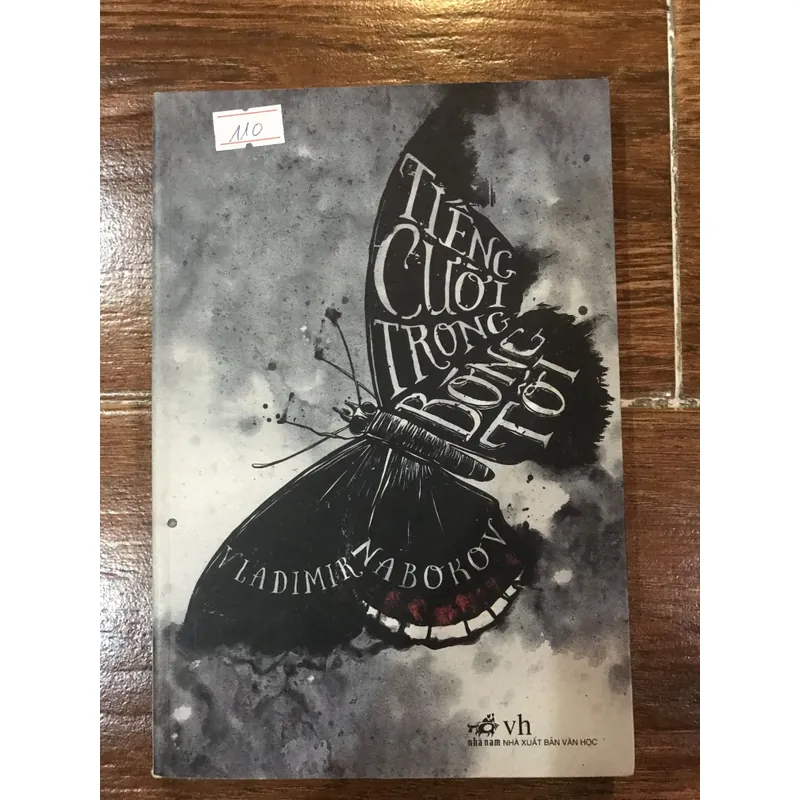 Tiếng cười trong bóng tối (6) 733098