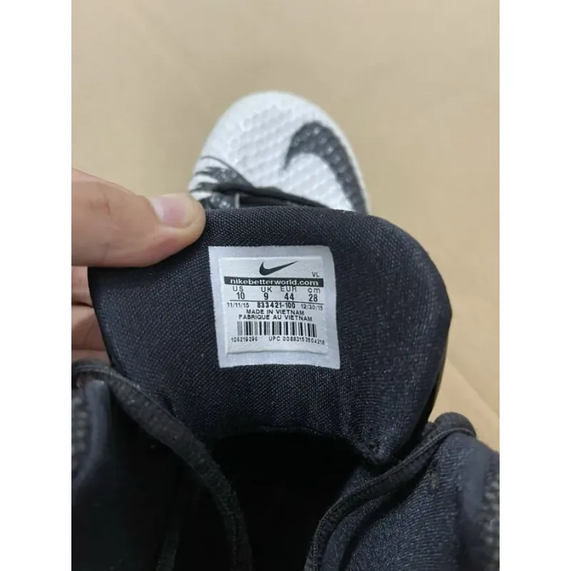 Giày thể thao hiệu NIKE có móng 934819