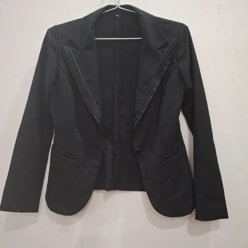 Áo khoác màu đen, mặc cùng áo thun bên trong 605081