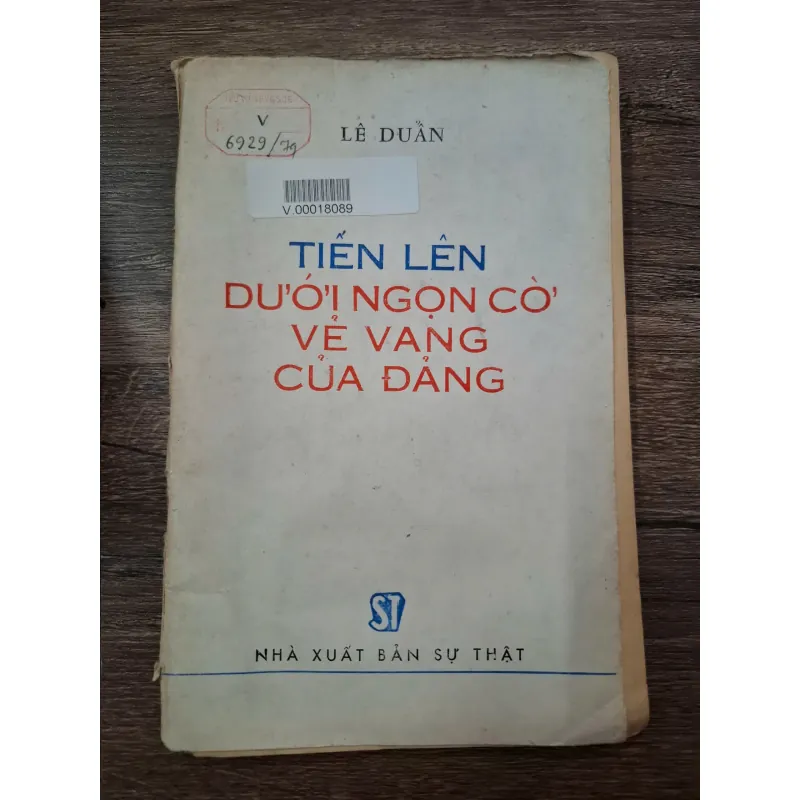 Tiến Lên Dưới Ngọn Cờ Vẻ Vang Của Đảng - Lê Duẩn - Chính trị/Tư tưởng 709716