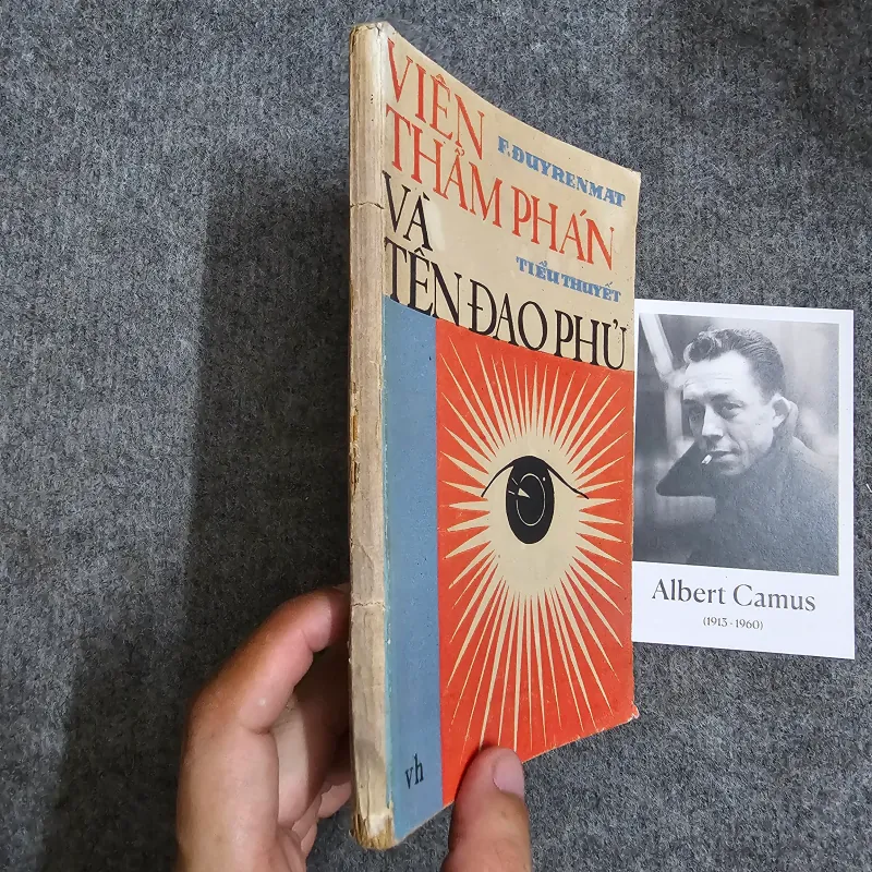 Viên thẩm phán và tên đao phủ - Phạm thị hoài dịch 963347