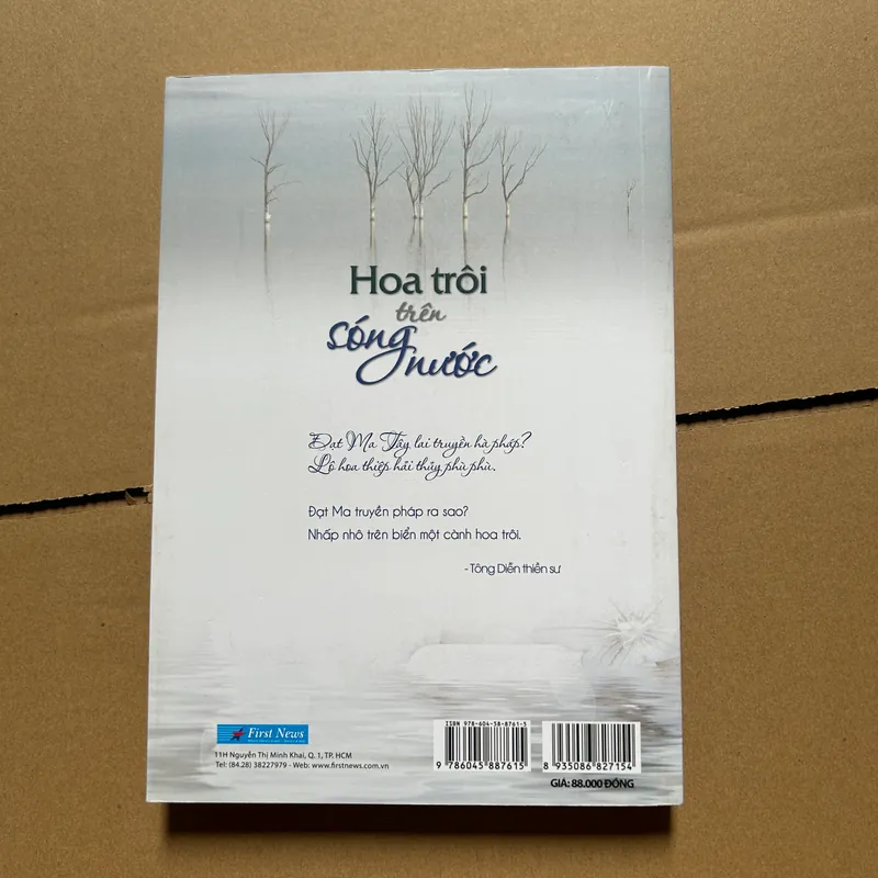 Hoa trôi trên sóng nước 603026