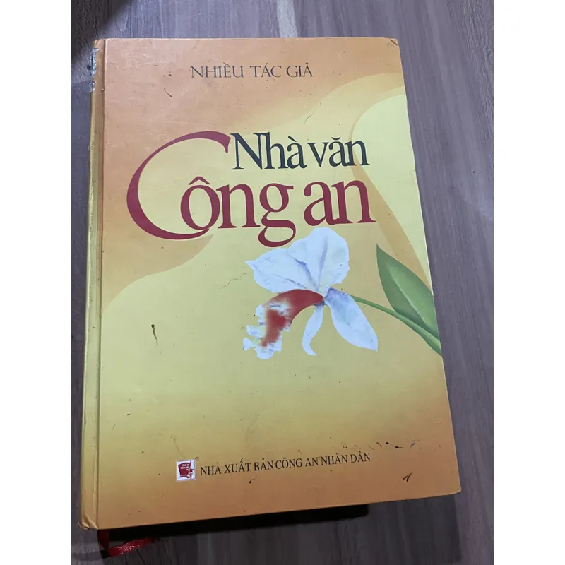Nhà văn công an - sách khổ lớn - 240 trang  713079