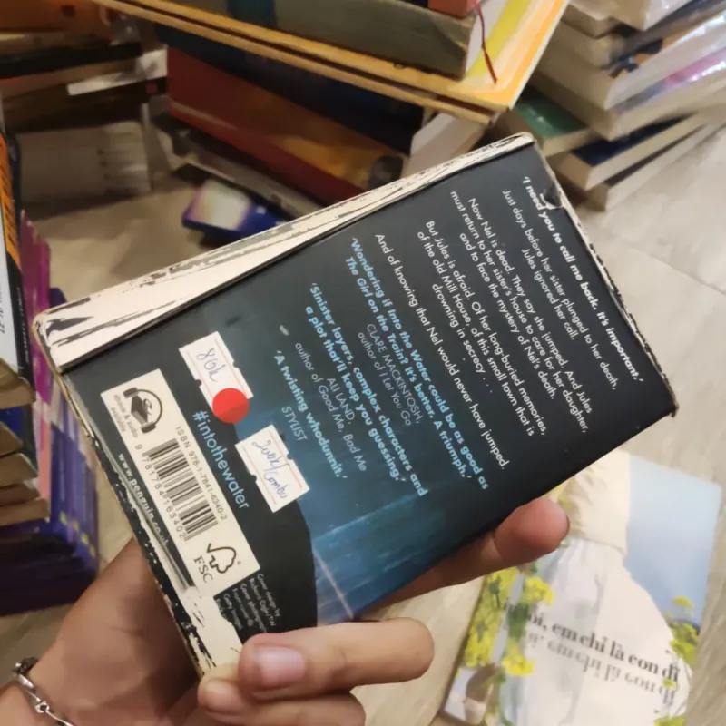 Into the water - Paula Hawkins 975975