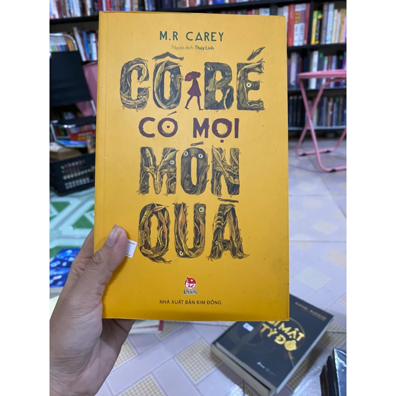 Cô bé có mọi món quà  552669