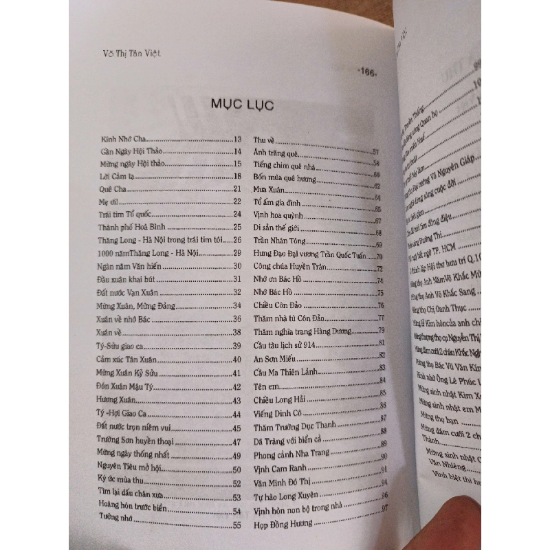 Ký ức mùa thu - Võ Thị Tân Việt 2010 mới 80% ố nhẹ (Sách văn học) HLSC2404 1028378