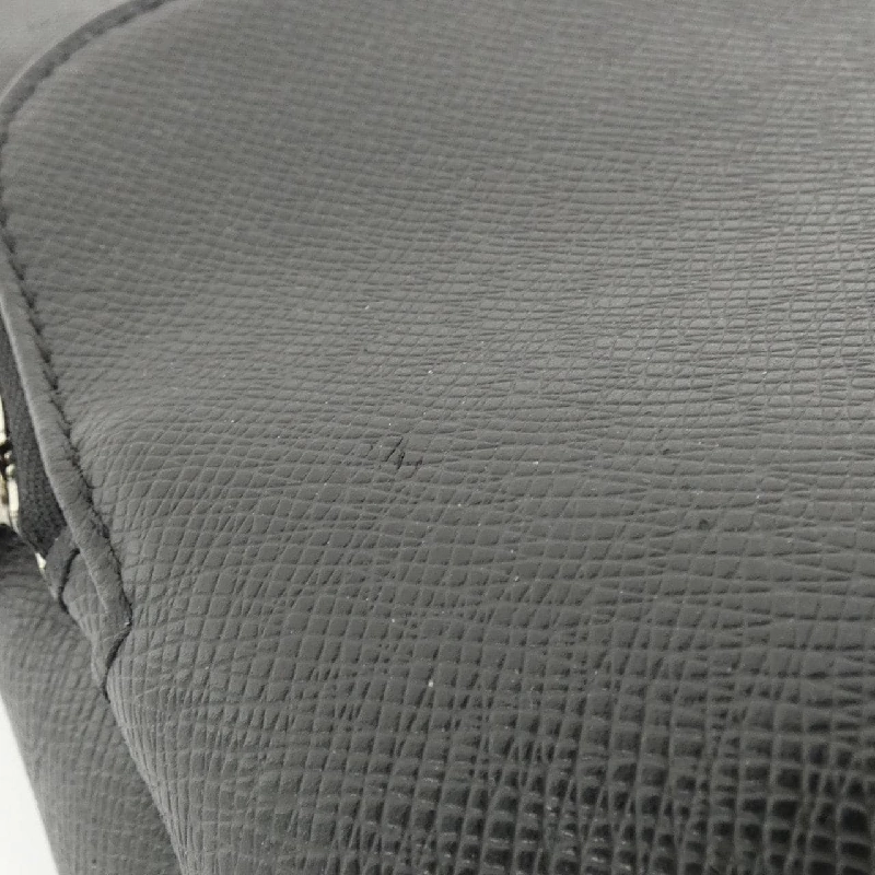 Túi đeo chéo Louis Vuitton Taiga Avenue M30443 610268