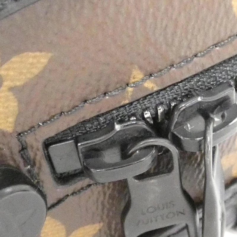 Túi đeo vai Louis Vuitton Monogram + Da kỳ lạ Soft Trunk N98255 613689