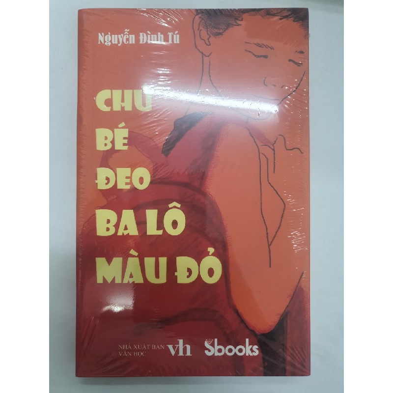 CHÚ BÉ ĐEO BALO MÀU ĐỎ 5798