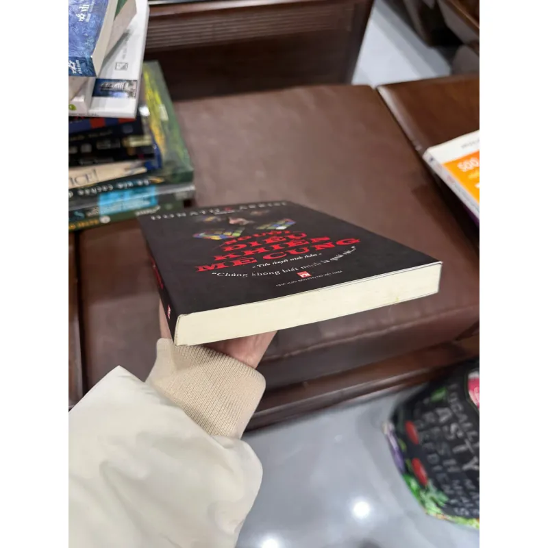 NGƯỜI ĐIỀU KHIỂN MÊ CUNG – DONATO CARRISI | TIỂU THUYẾT TRINH THÁM TÂM LÝ HẤP DẪN 1011310