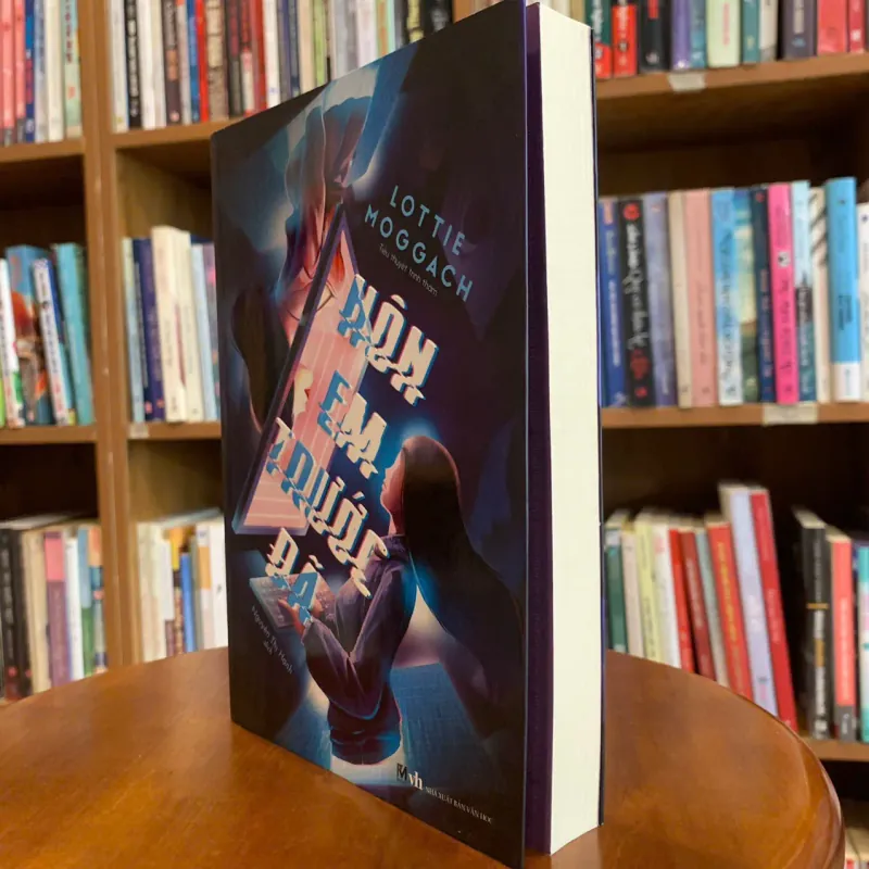 Hôn em trước đã - Lottie Moggach 731738