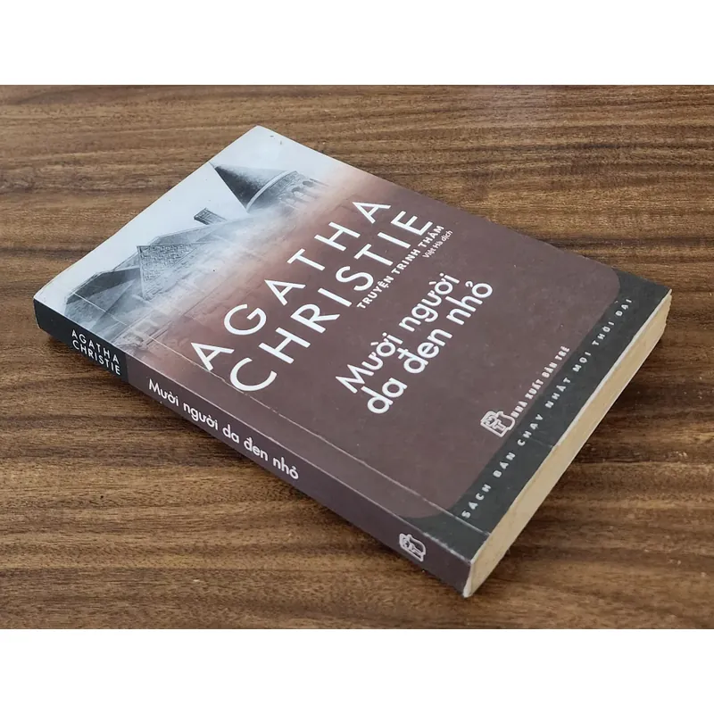 Tiểu thuyết trinh thám của nữ nhà văn Agatha Christie: MƯỜI NGƯỜI DA ĐEN NHỎ (269 trang) 717835