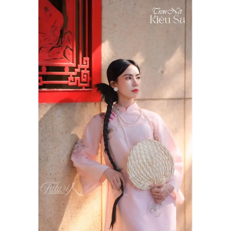 Váy cô dâu cổ cao dài tay chất liệu lụa màu trắng kem 737788