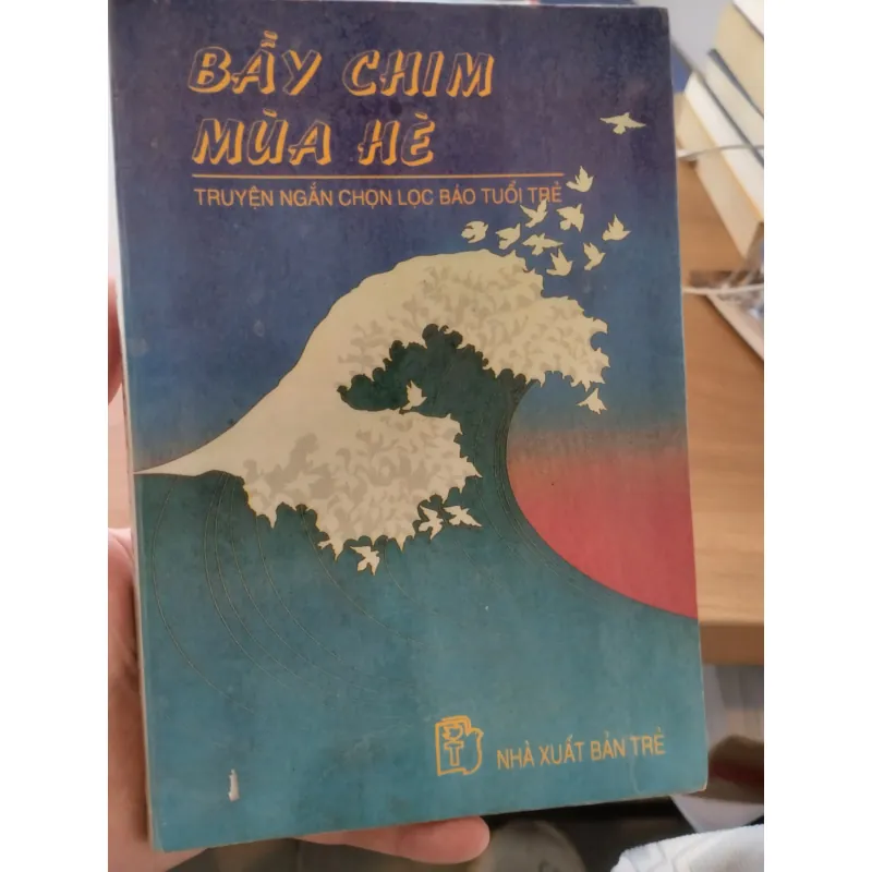 cuốn sách "Bầy Chim Mùa Hè - Truyện Ngắn Chọn Lọc Báo Tuổi Trẻ". 
 997457